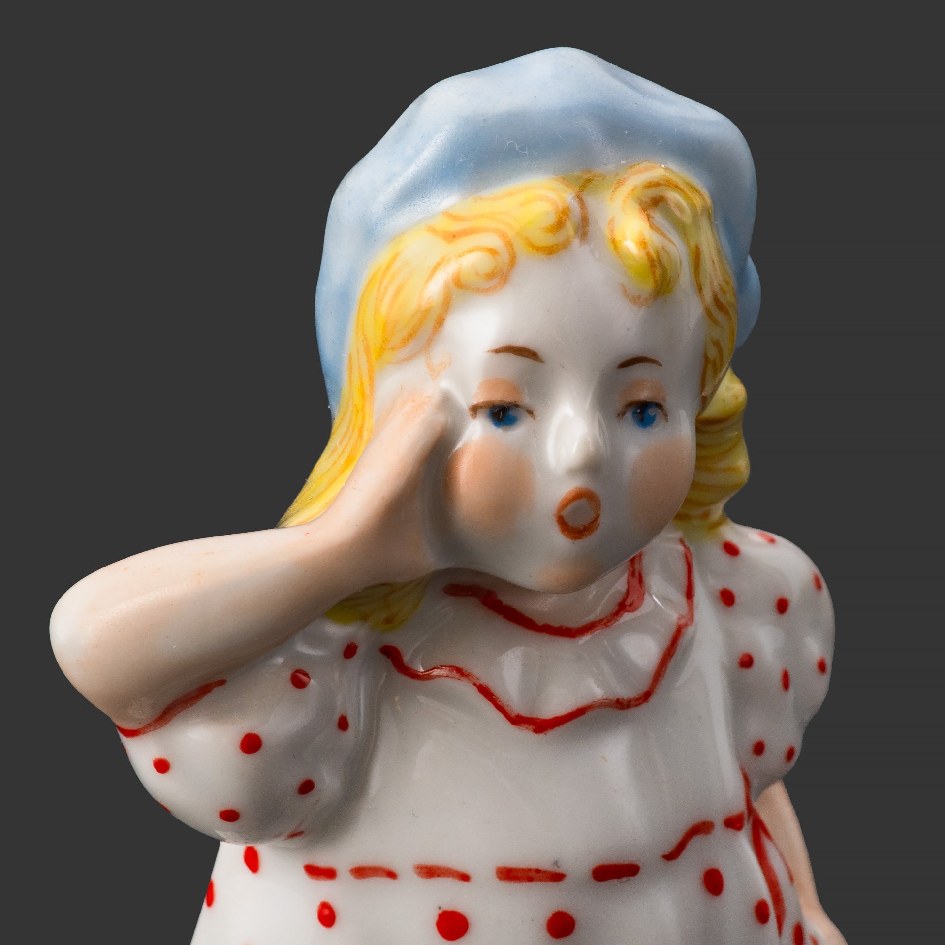 Статуэтка "Красная шапочка", автор В. Покосовская, на основании дарственная "Л.В. от коллег цеха", фарфор, роспись, Барановский фарфоровый завод, СССР, 1950-1970 гг.