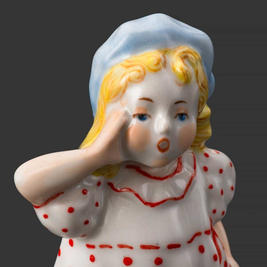 Статуэтка "Красная шапочка", автор В. Покосовская, на основании дарственная "Л.В. от коллег цеха", фарфор, роспись, Барановский фарфоровый завод, СССР, 1950-1970 гг.