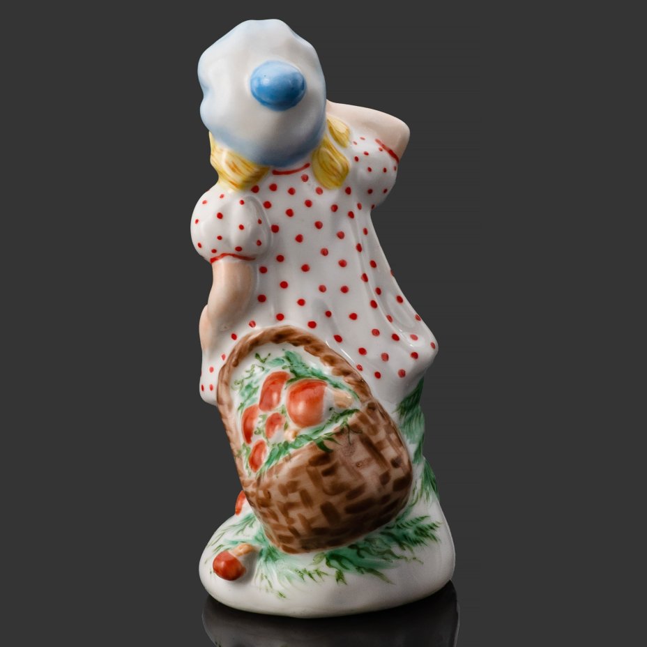 Статуэтка "Красная шапочка", автор В. Покосовская, на основании дарственная "Л.В. от коллег цеха", фарфор, роспись, Барановский фарфоровый завод, СССР, 1950-1970 гг.