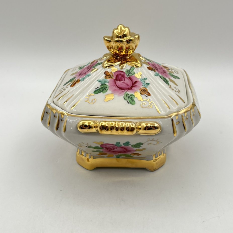 Сахарница (шкатулка), украшенная цветочным декором, Объединение «Гжель»