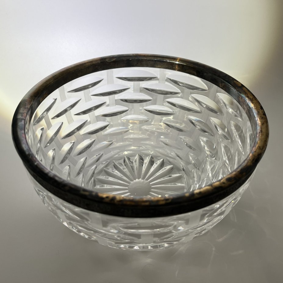 Ваза (конфетница, салатник) с металлическим ободком, украшенным растительным декором