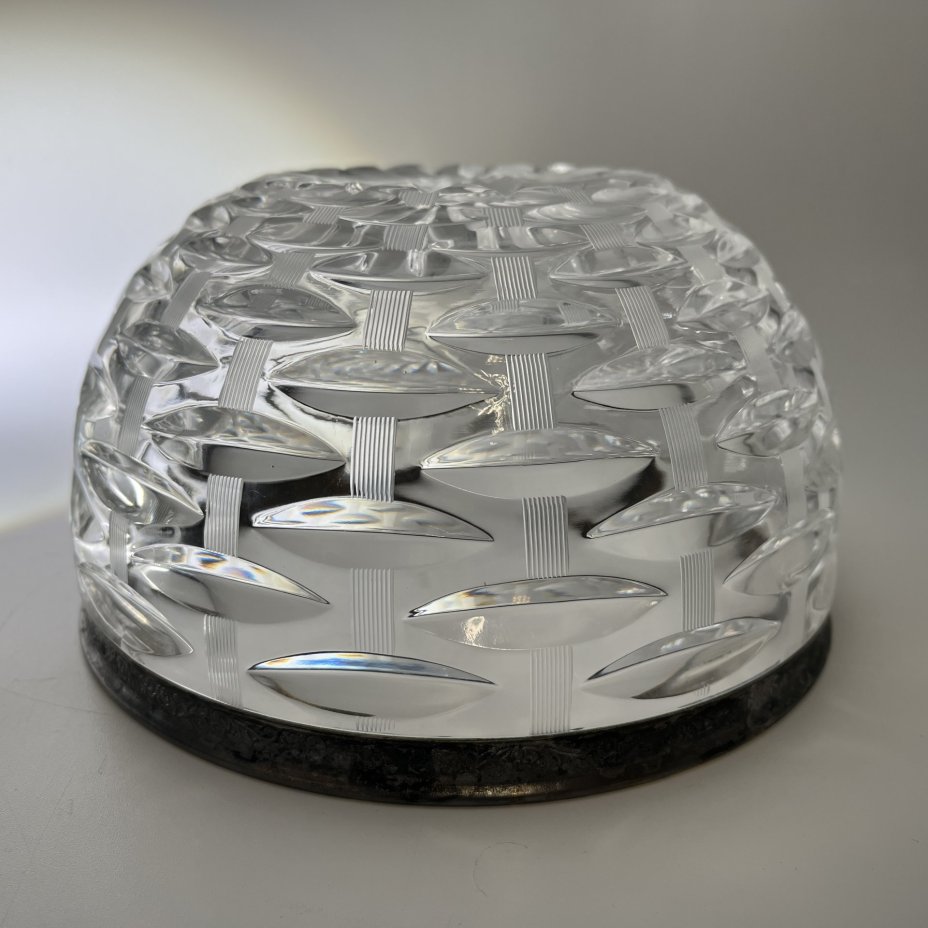 Ваза (конфетница, салатник) с металлическим ободком, украшенным растительным декором