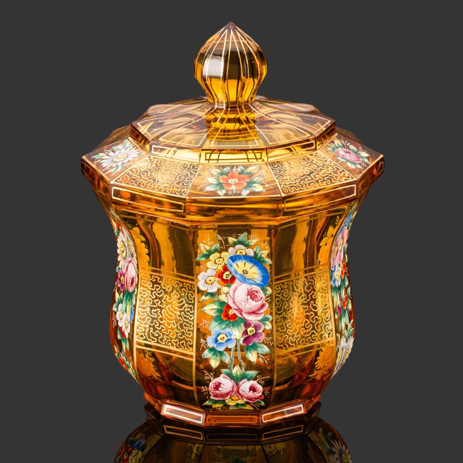 Бисквитница с крышкой, украшенная цветочным декором