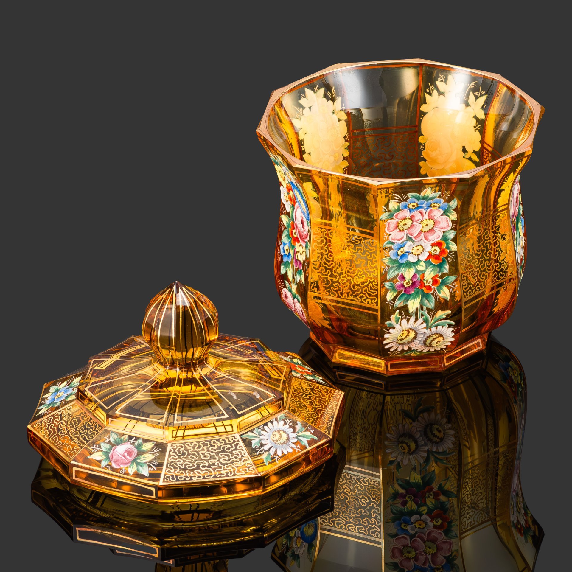 Бисквитница с крышкой, украшенная цветочным декором