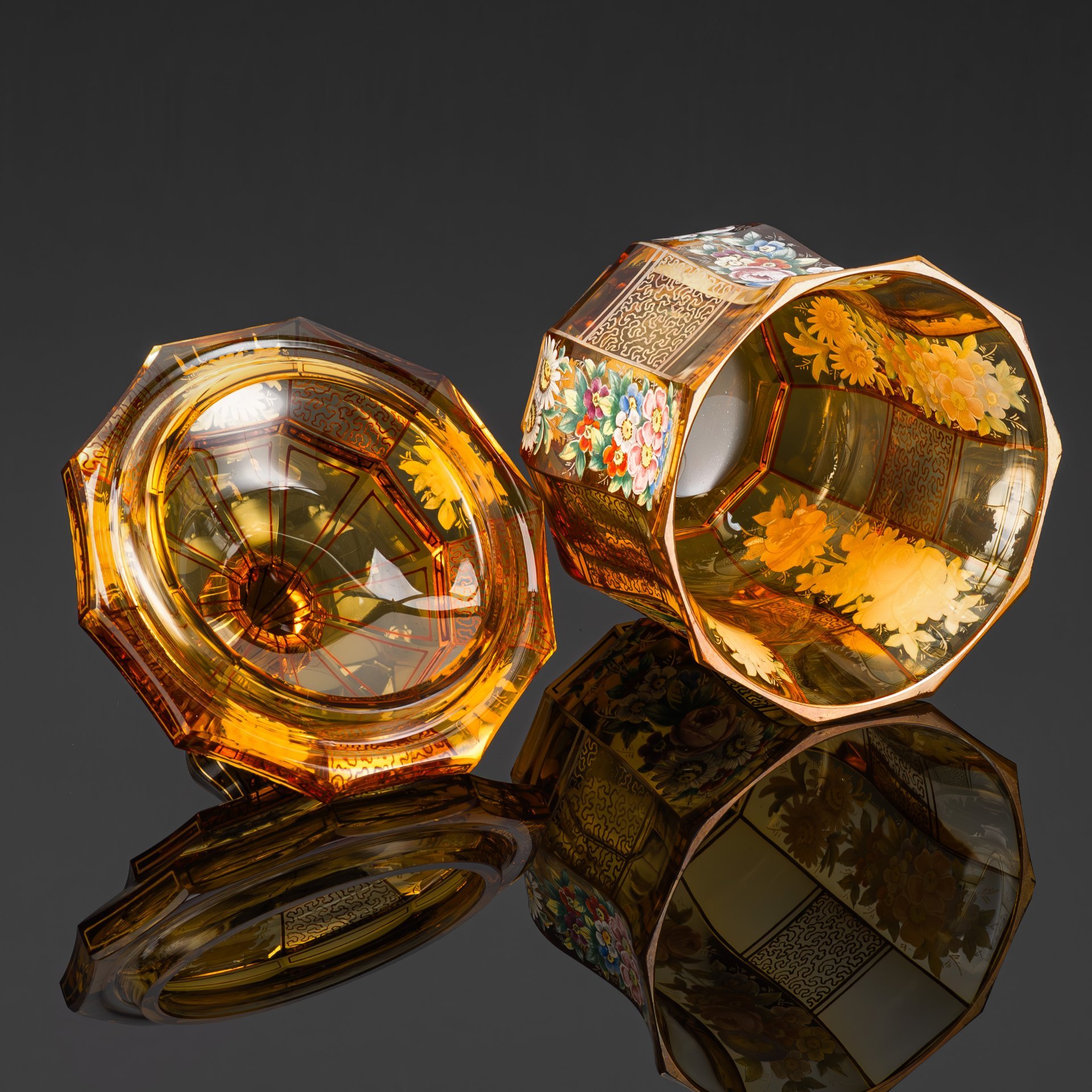 Бисквитница с крышкой, украшенная цветочным декором