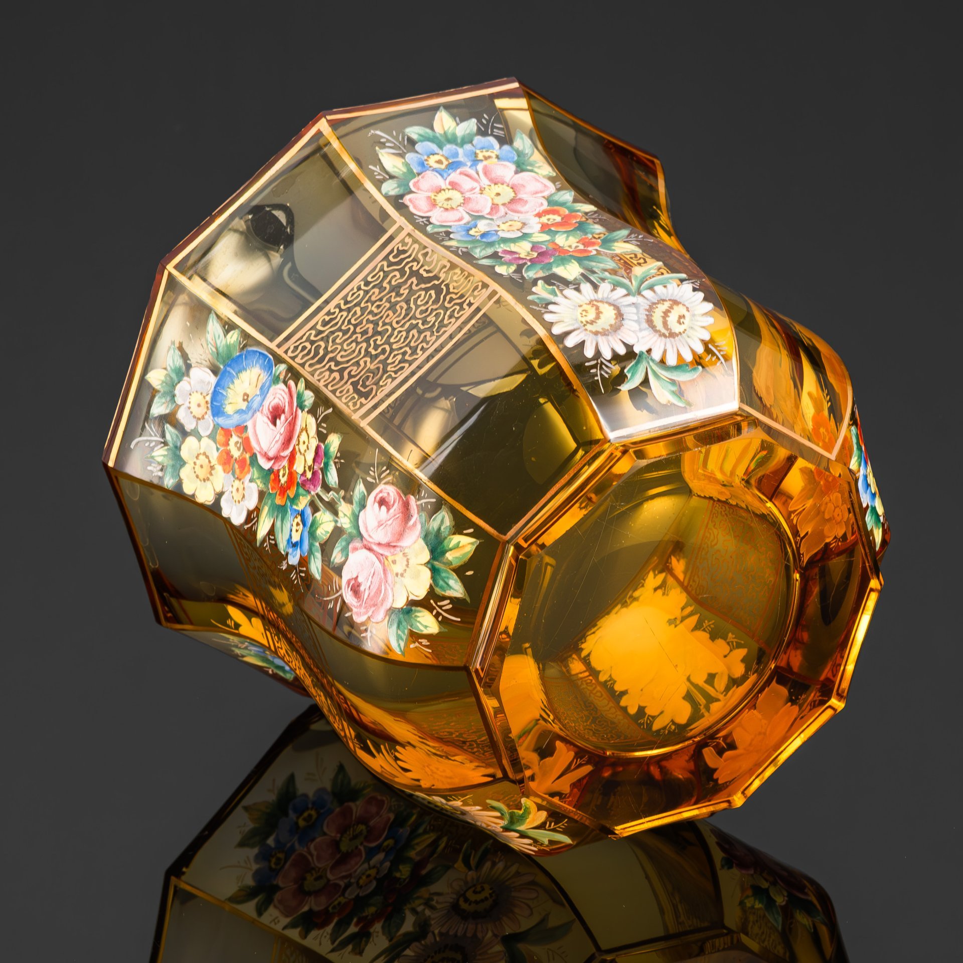 Бисквитница с крышкой, украшенная цветочным декором