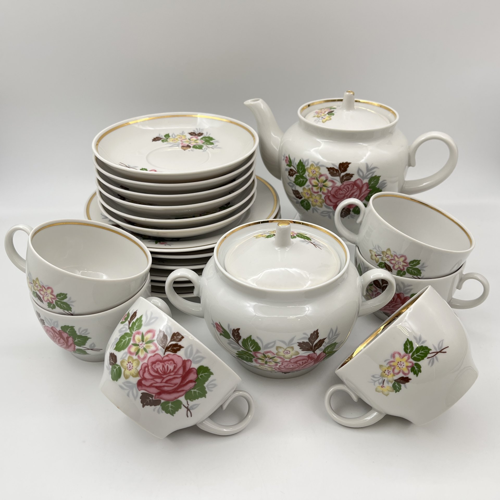 Сервиз чайный с цветочным декором на 6 персон (20 предметов), фарфор, деколь, золочение, Завод «Красный фарфорист» (Чудово, Грузинская фарфорово-фаянсовая фабрика), СССР, 1971-1992 гг.