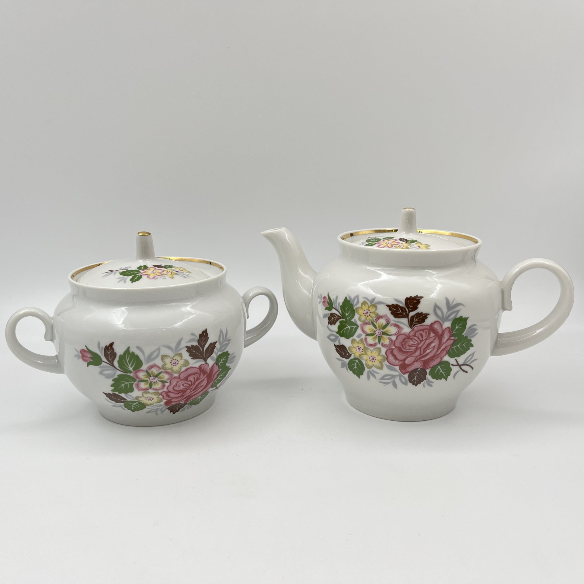 Сервиз чайный с цветочным декором на 6 персон (20 предметов), фарфор, деколь, золочение, Завод «Красный фарфорист» (Чудово, Грузинская фарфорово-фаянсовая фабрика), СССР, 1971-1992 гг.