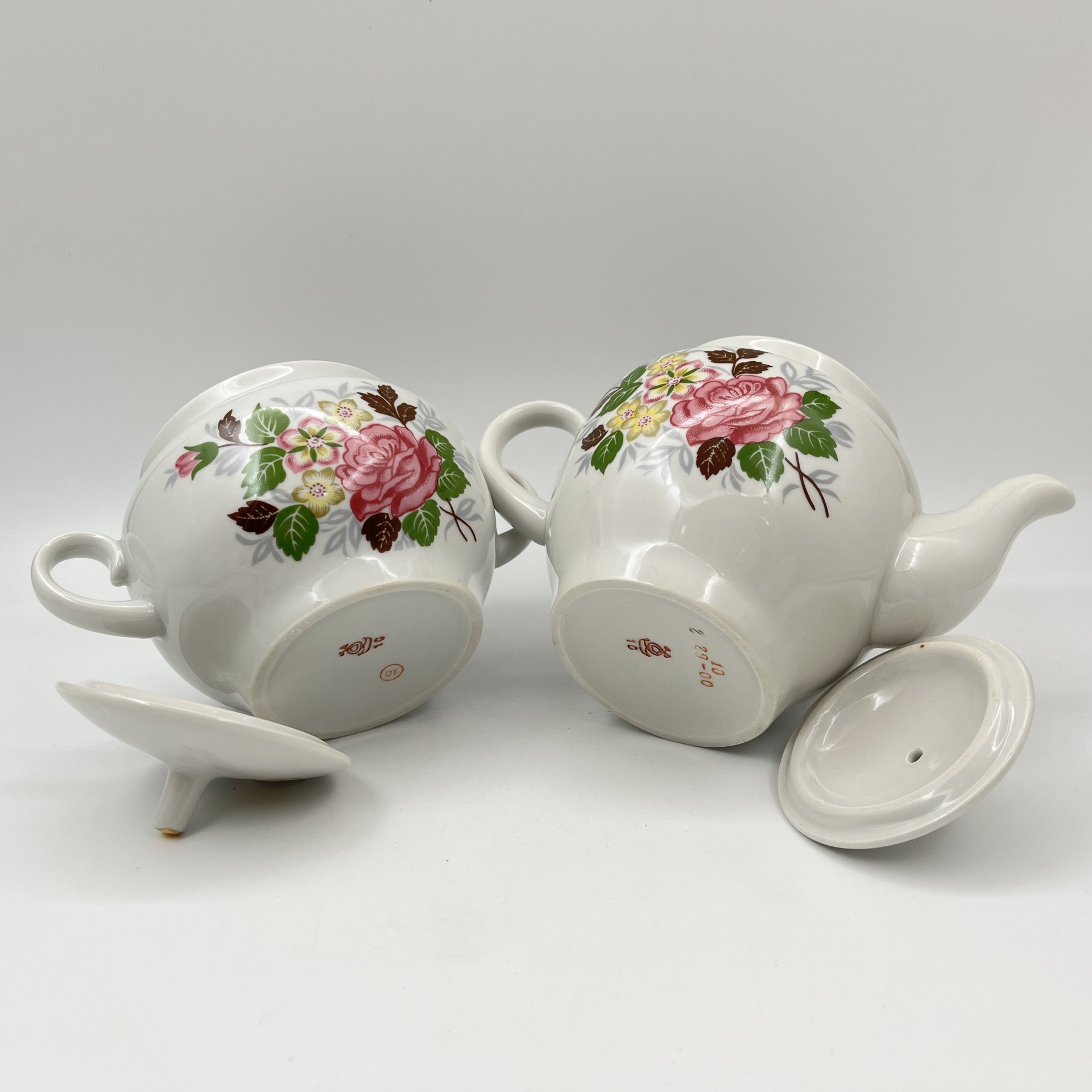 Сервиз чайный с цветочным декором на 6 персон (20 предметов), фарфор, деколь, золочение, Завод «Красный фарфорист» (Чудово, Грузинская фарфорово-фаянсовая фабрика), СССР, 1971-1992 гг.