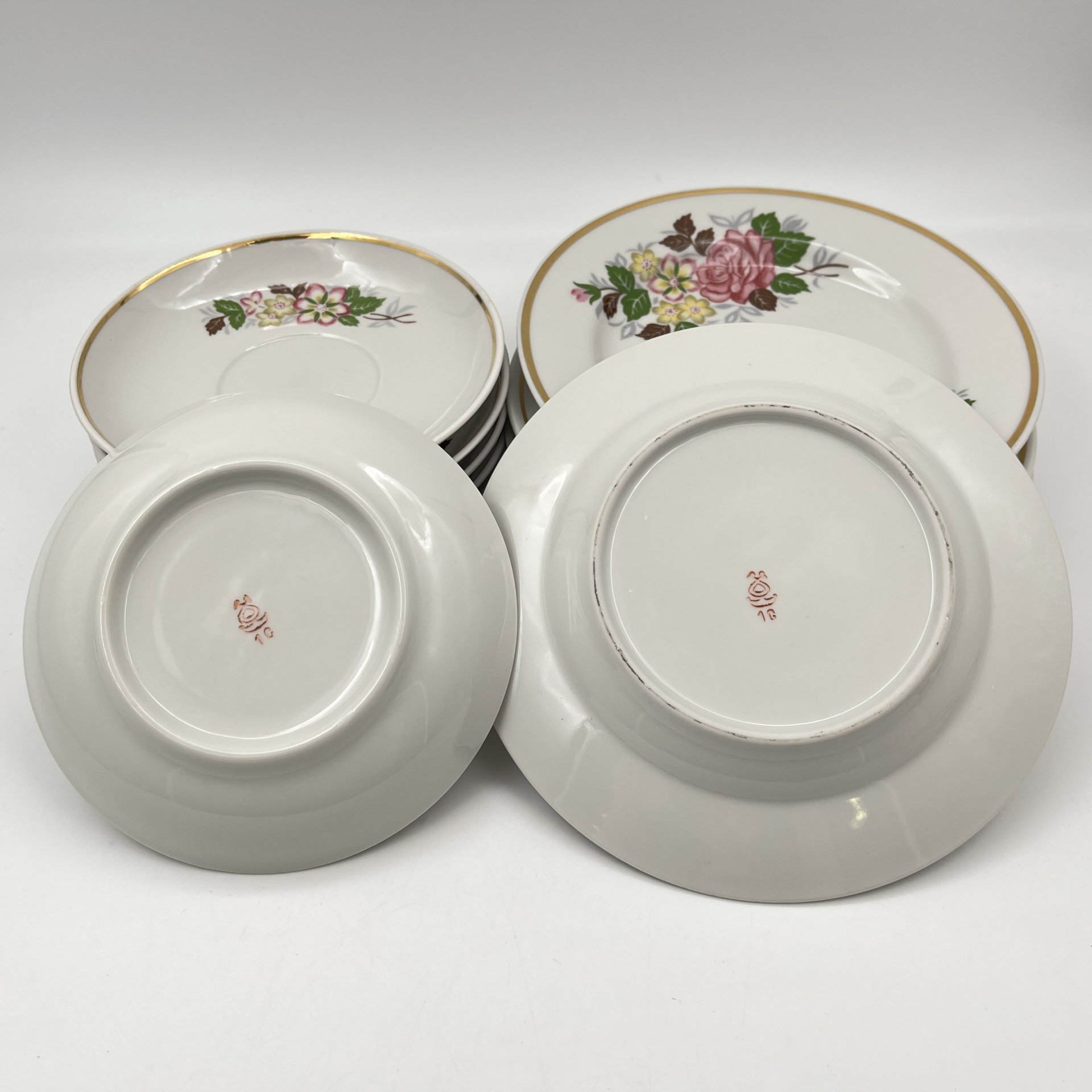 Сервиз чайный с цветочным декором на 6 персон (20 предметов), фарфор, деколь, золочение, Завод «Красный фарфорист» (Чудово, Грузинская фарфорово-фаянсовая фабрика), СССР, 1971-1992 гг.