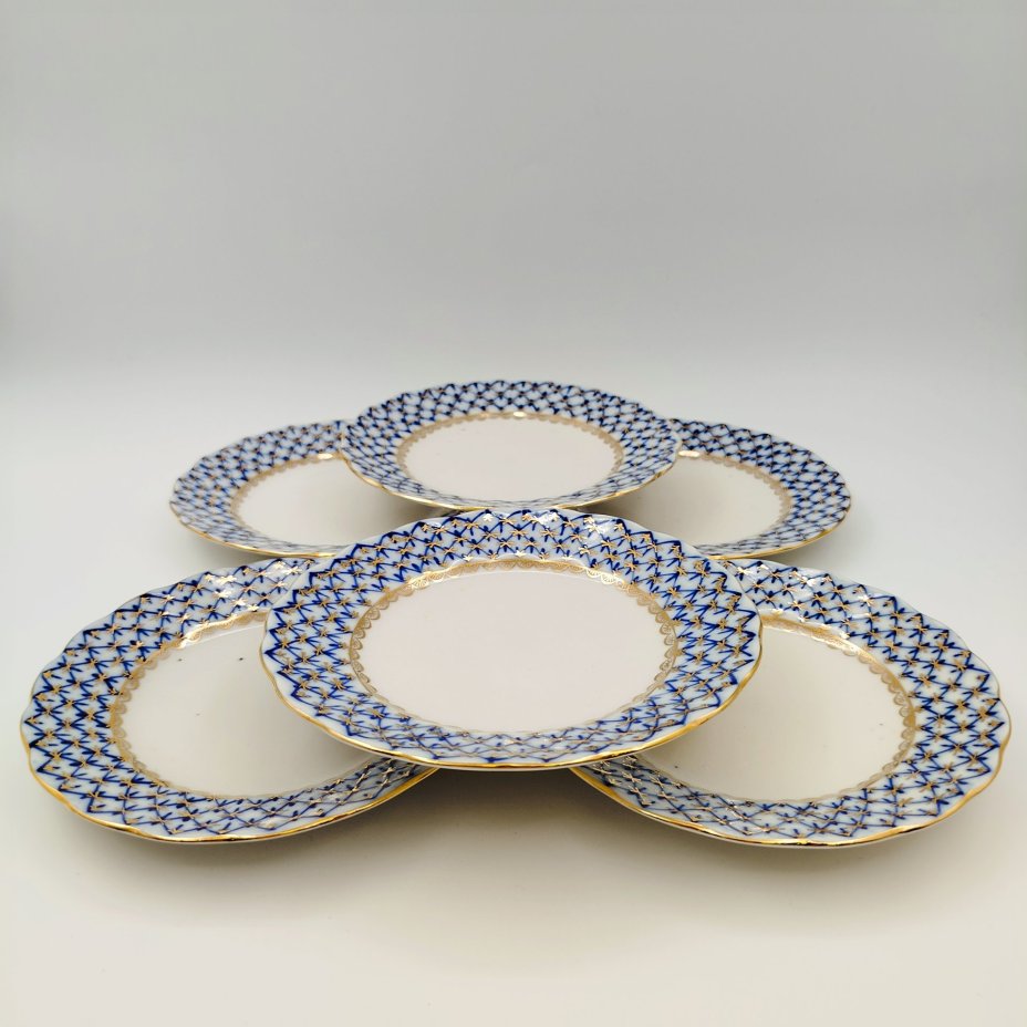 Набор из 6-ти пирожковых тарелок "Кобальтовая сетка", автор рисунка А.А. Яцкевич, фарфор, деколь, золочение, Ленинградский фарфоровый завод (ЛФЗ), СССР, 1960-1970 гг.
