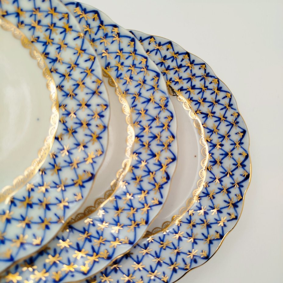 Набор из 6-ти пирожковых тарелок "Кобальтовая сетка", автор рисунка А.А. Яцкевич, фарфор, деколь, золочение, Ленинградский фарфоровый завод (ЛФЗ), СССР, 1960-1970 гг.