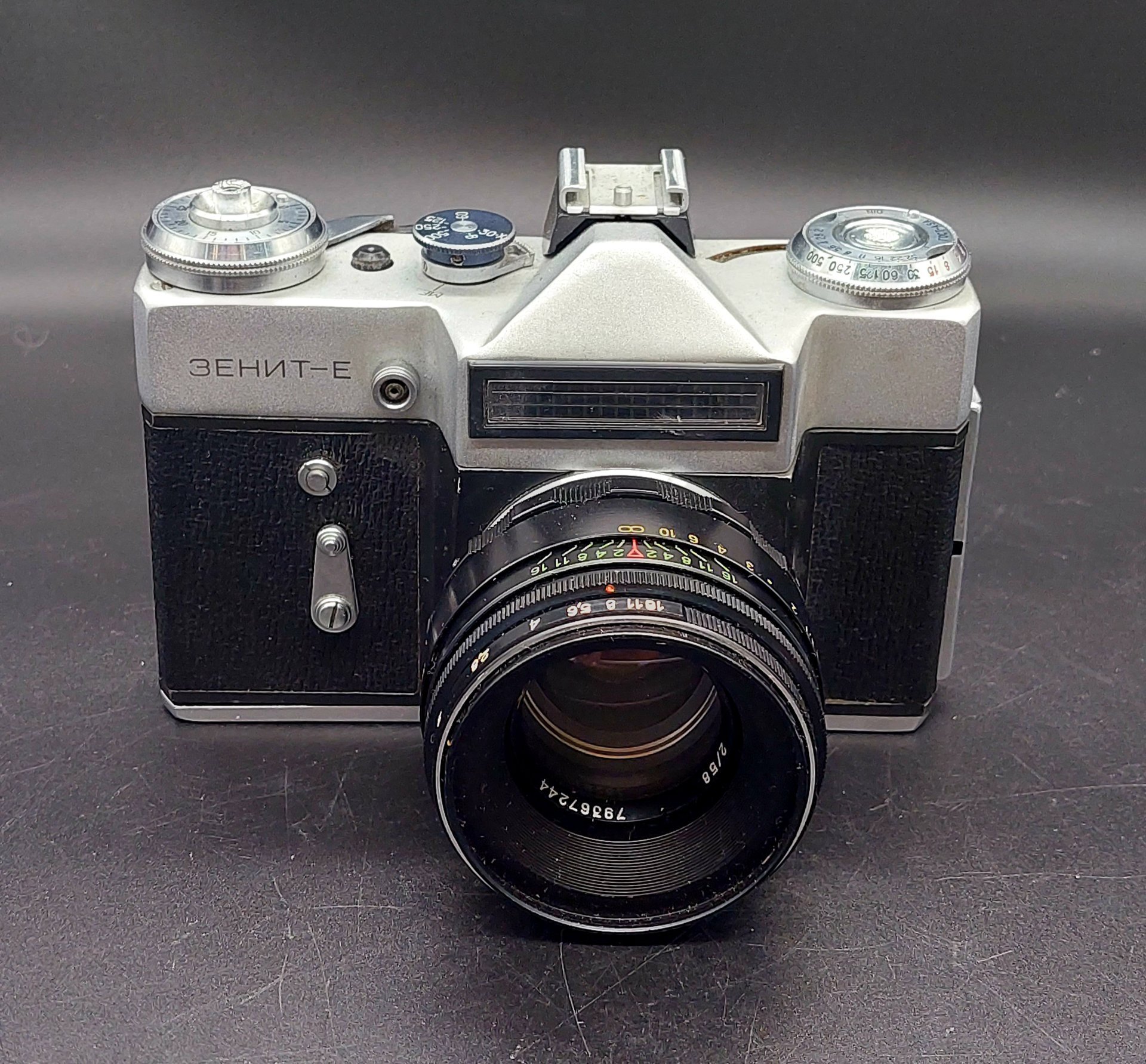 Фотоаппарат пленочный "Зенит-Е" с объективом "Гелиос-44-2" в оригинальном кофре, Белорусское оптико-механическое объединение (БелОМО)