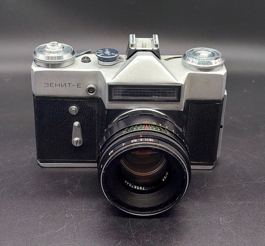 Фотоаппарат пленочный "Зенит-Е" с объективом "Гелиос-44-2" в оригинальном кофре, Белорусское оптико-механическое объединение (БелОМО)