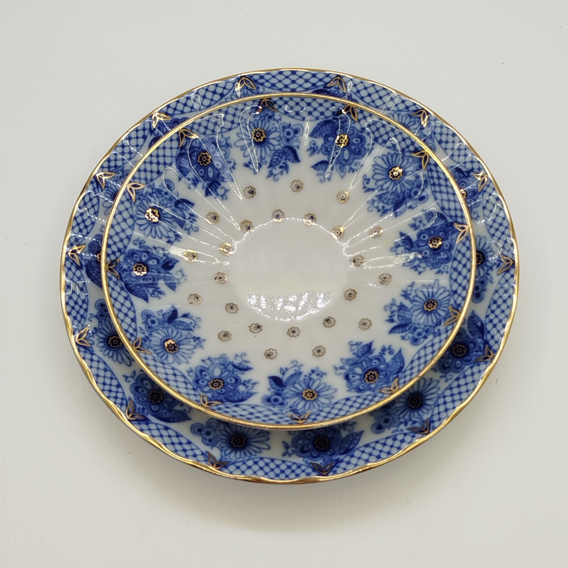 Набор из блюдца и десертной тарелки "Корзиночка", автор рисунка и формы Н.П.Славина