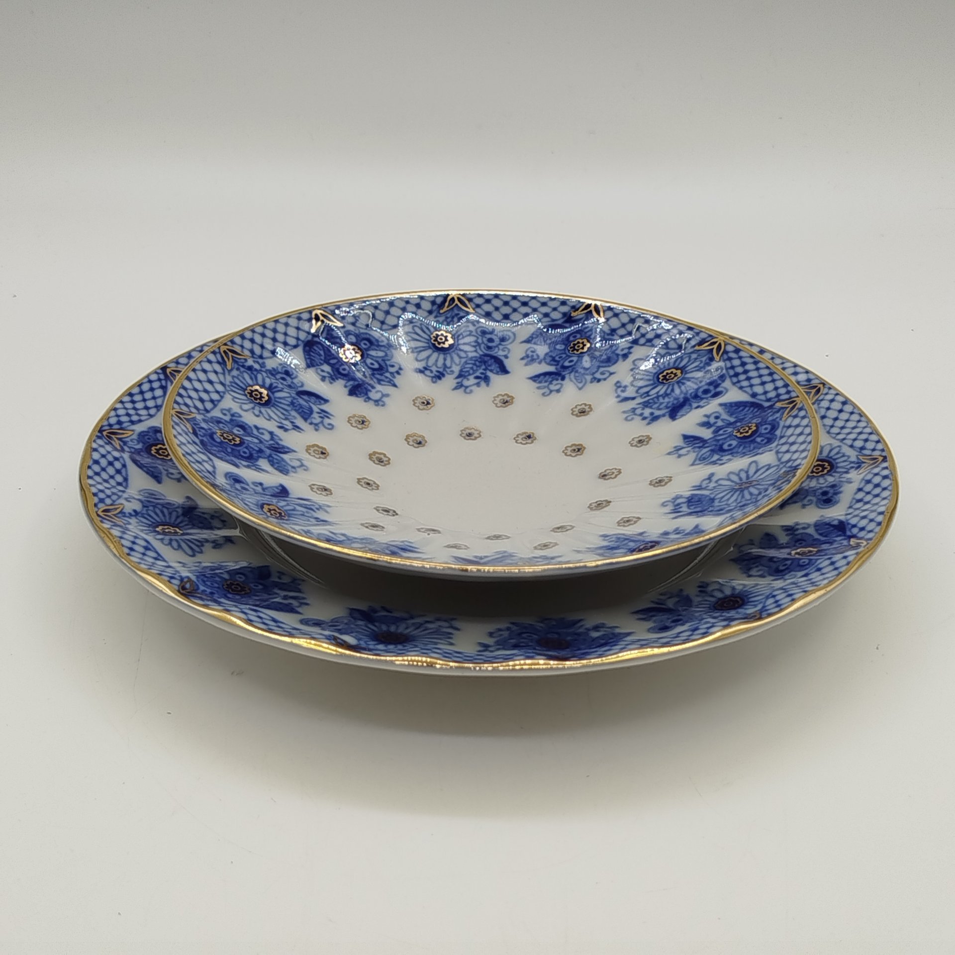 Набор из блюдца и десертной тарелки "Корзиночка", автор рисунка и формы Н.П.Славина