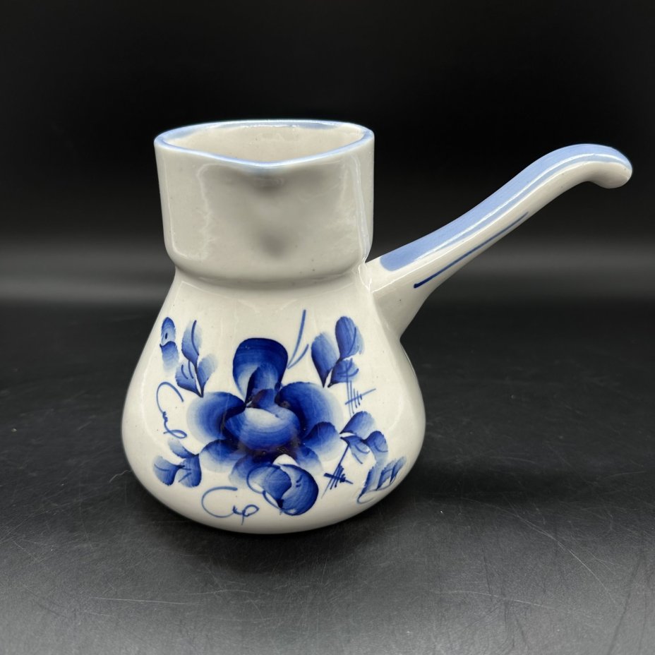 Кофейник с цветочным декором, Речицкий фарфоровый завод (Гжель)