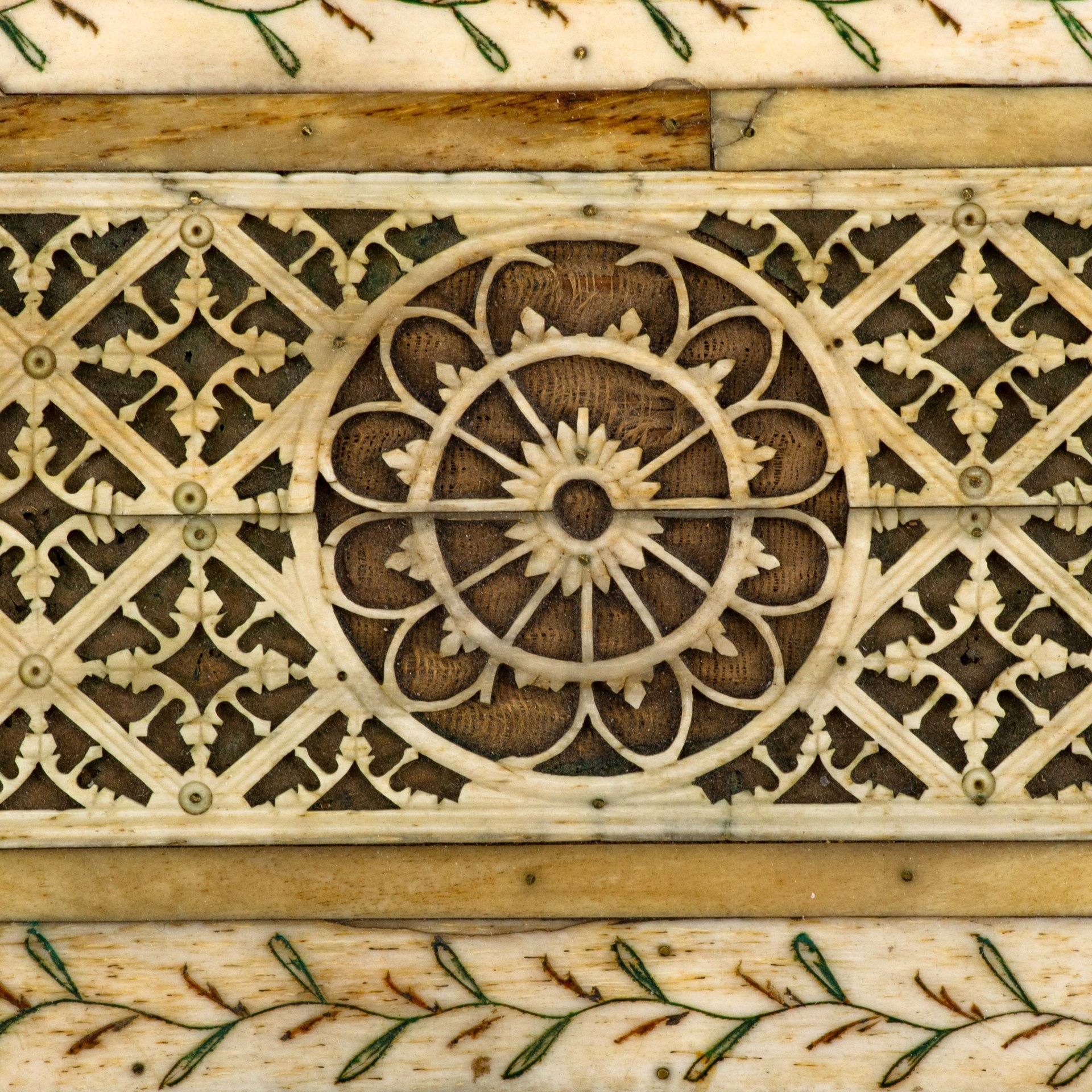 Шкатулка (ларец), Холмогоры, Архангельская губерния, кость, ажурно-рельефная резьба, роспись, ткань, Российская империя, 1780-1820 гг.
