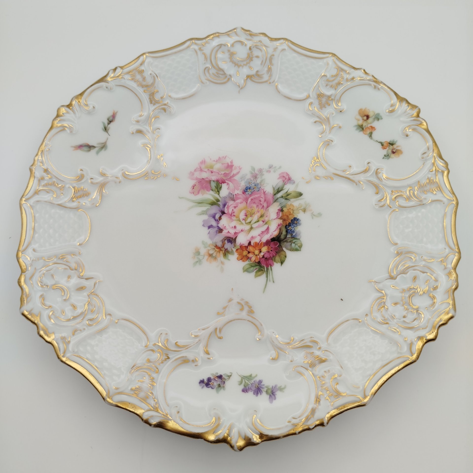 Блюдо широкое с ажурным бортом, украшенное цветочным декором, Furstenberg Porcelain Manufactory (Фюрстенберг)