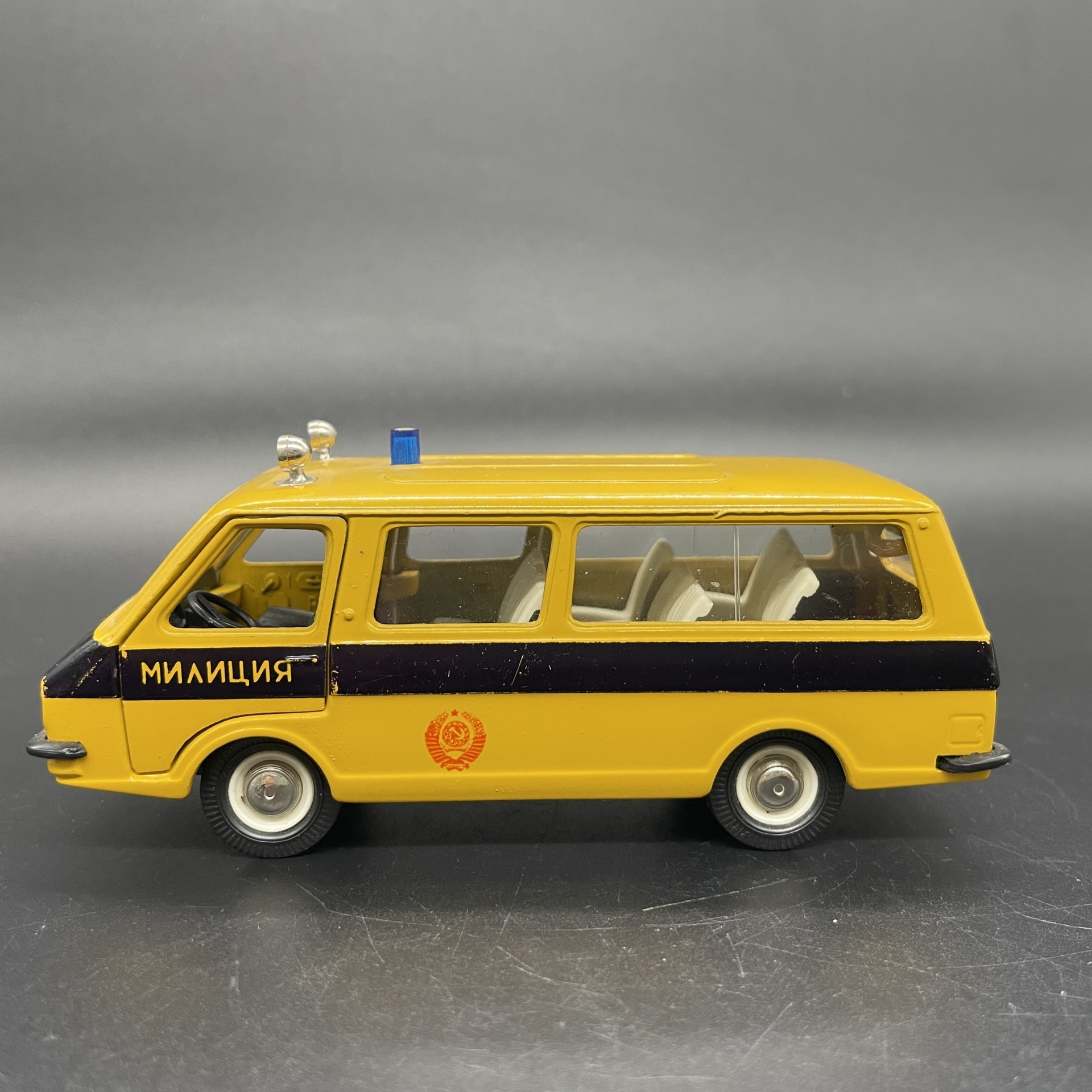 Масштабная модель "RAF-патрульная № А25 ГАИ Милиция" 1:43 в коробке, Саратовский завод «Тантал»