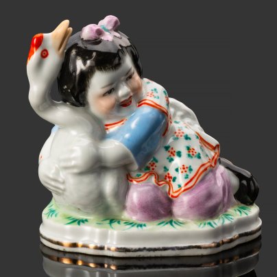 Статуэтка "Девочка с гусем", фарфор, роспись, золочение, Китай, 1950-1960 гг.