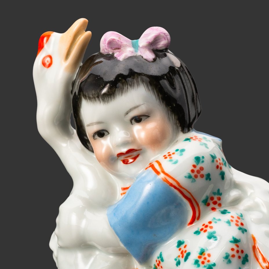 Статуэтка "Девочка с гусем", фарфор, роспись, золочение, Китай, 1950-1960 гг.