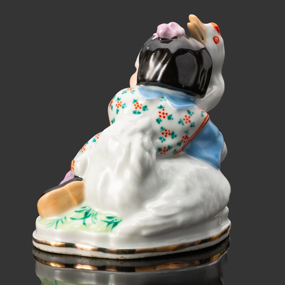 Статуэтка "Девочка с гусем", фарфор, роспись, золочение, Китай, 1950-1960 гг.