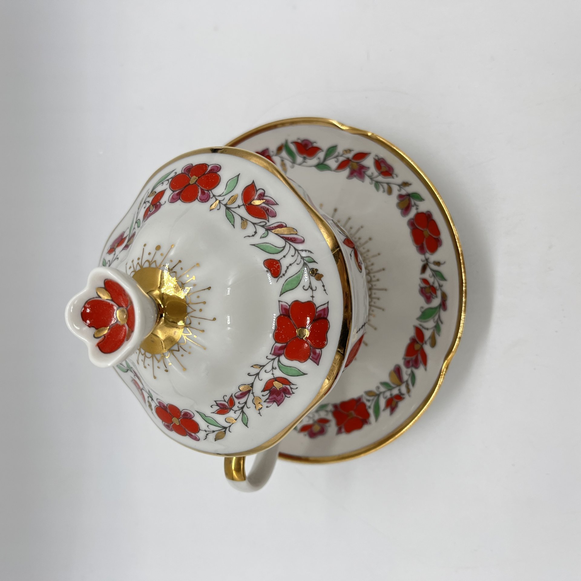 Пара чайная с крышкой "Сувенир" ("Красные петушки"), автор рисунка Воробьевский А.В., автор формы Яковлева С.Е., Ленинградский фарфоровый завод (ЛФЗ)