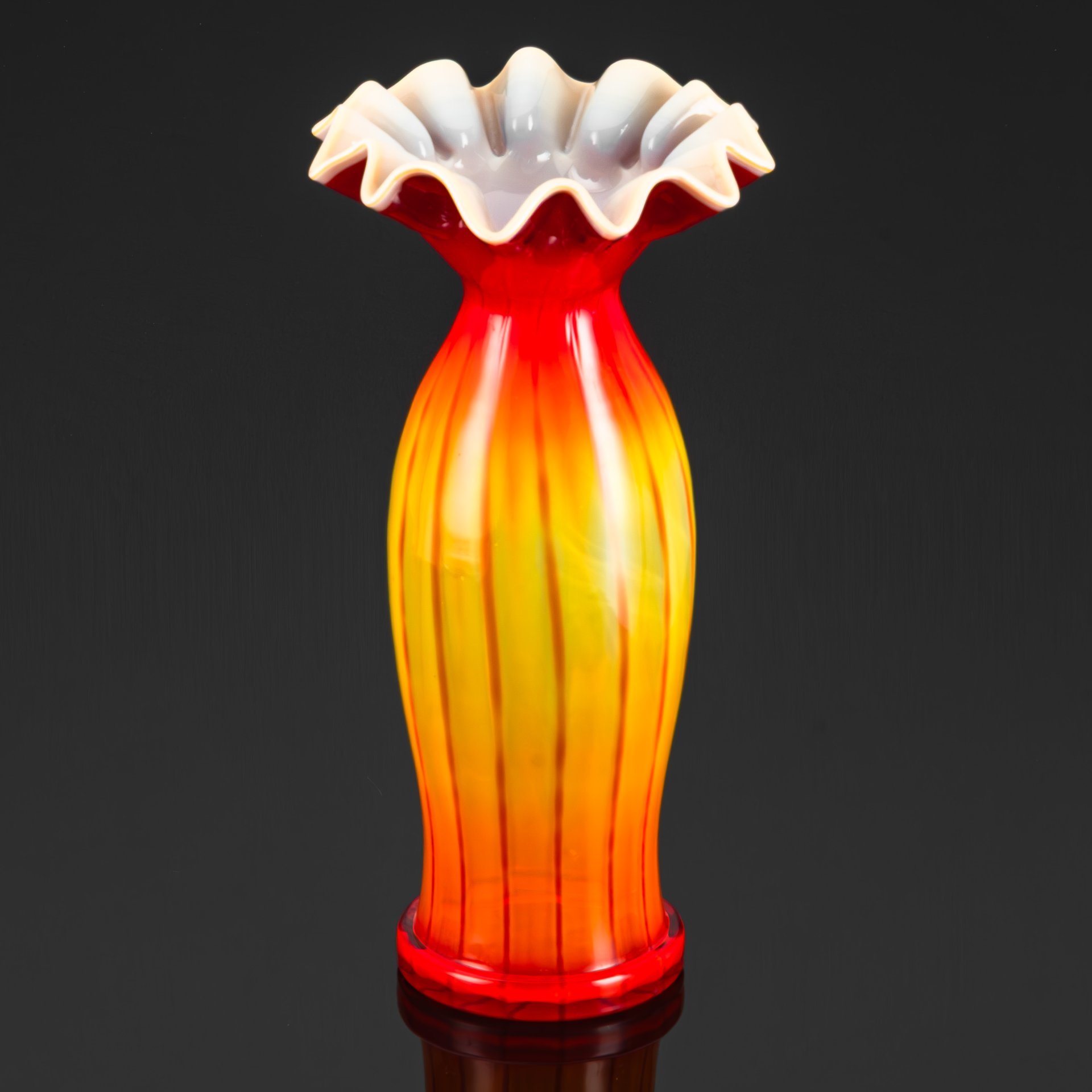 Ваза "Калинка" с фестончатым краем, автор Кучинская Людмила Александровна, цветное стекло, сульфидно-цинковое, гутная техника, Стекольный завод «Красный май», СССР, 1960-1970 гг.