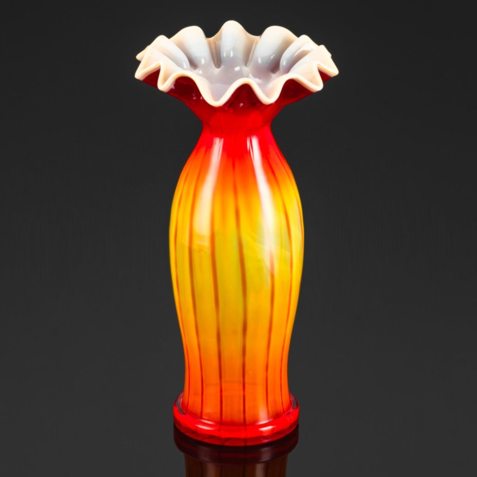 Ваза "Калинка" с фестончатым краем, автор Кучинская Людмила Александровна, цветное стекло, сульфидно-цинковое, гутная техника, Стекольный завод «Красный май», СССР, 1960-1970 гг.