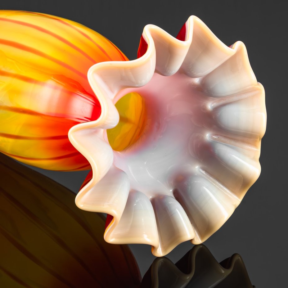 Ваза "Калинка" с фестончатым краем, автор Кучинская Людмила Александровна, цветное стекло, сульфидно-цинковое, гутная техника, Стекольный завод «Красный май», СССР, 1960-1970 гг.