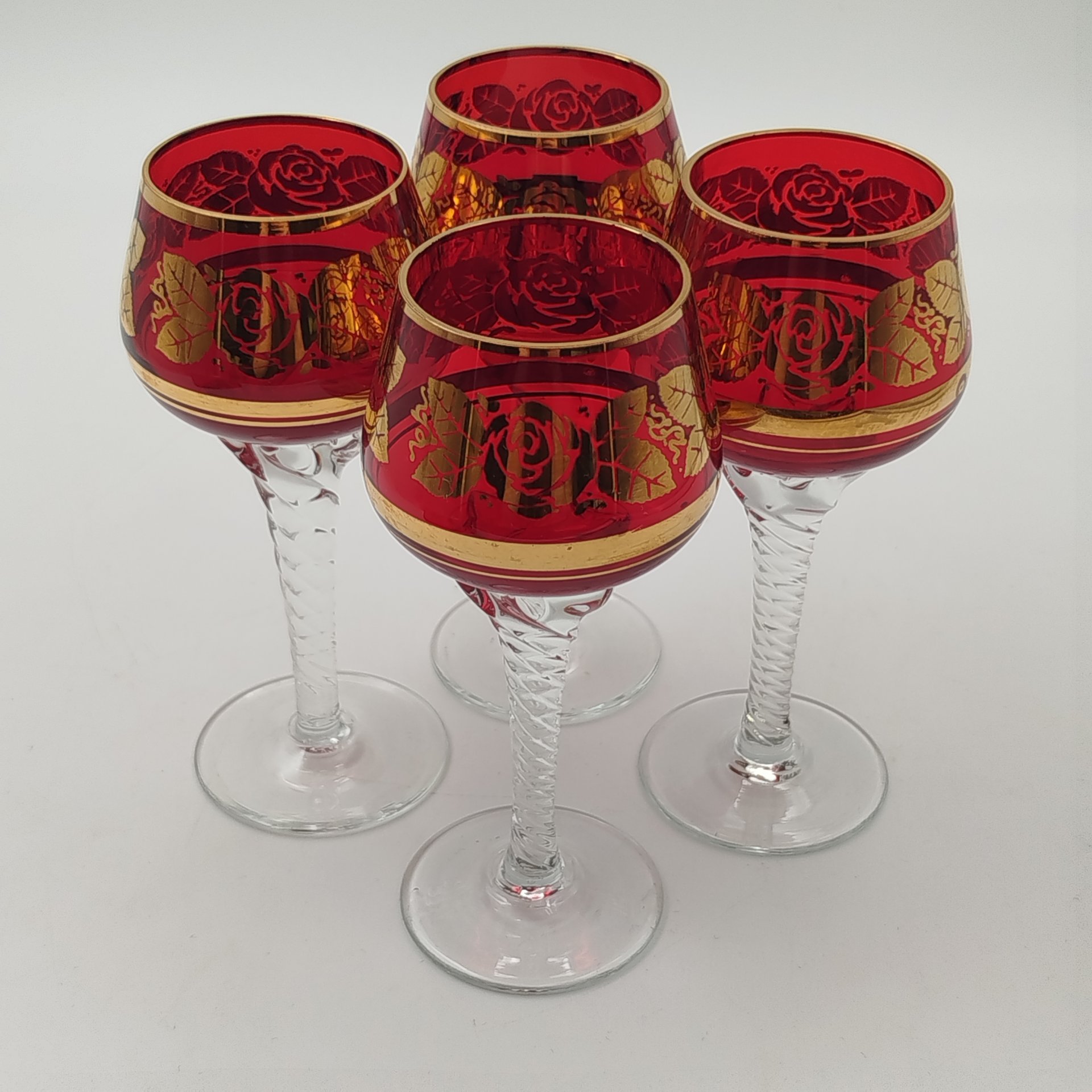 Набор рюмок на 4 персоны, украшенный изображением роз