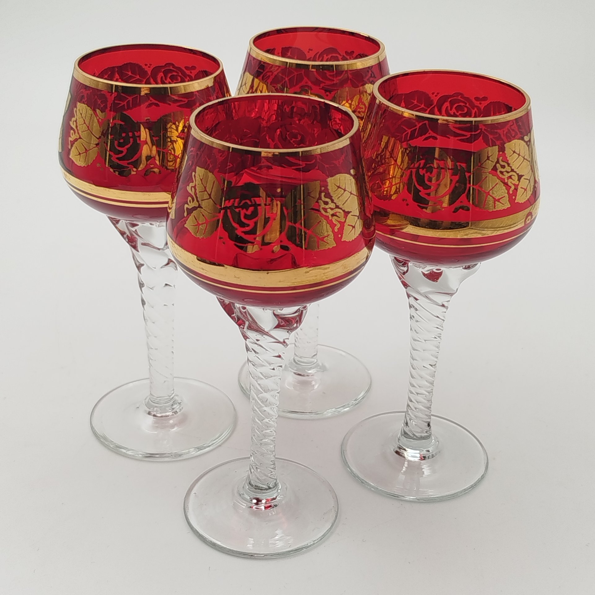 Набор рюмок на 4 персоны, украшенный изображением роз