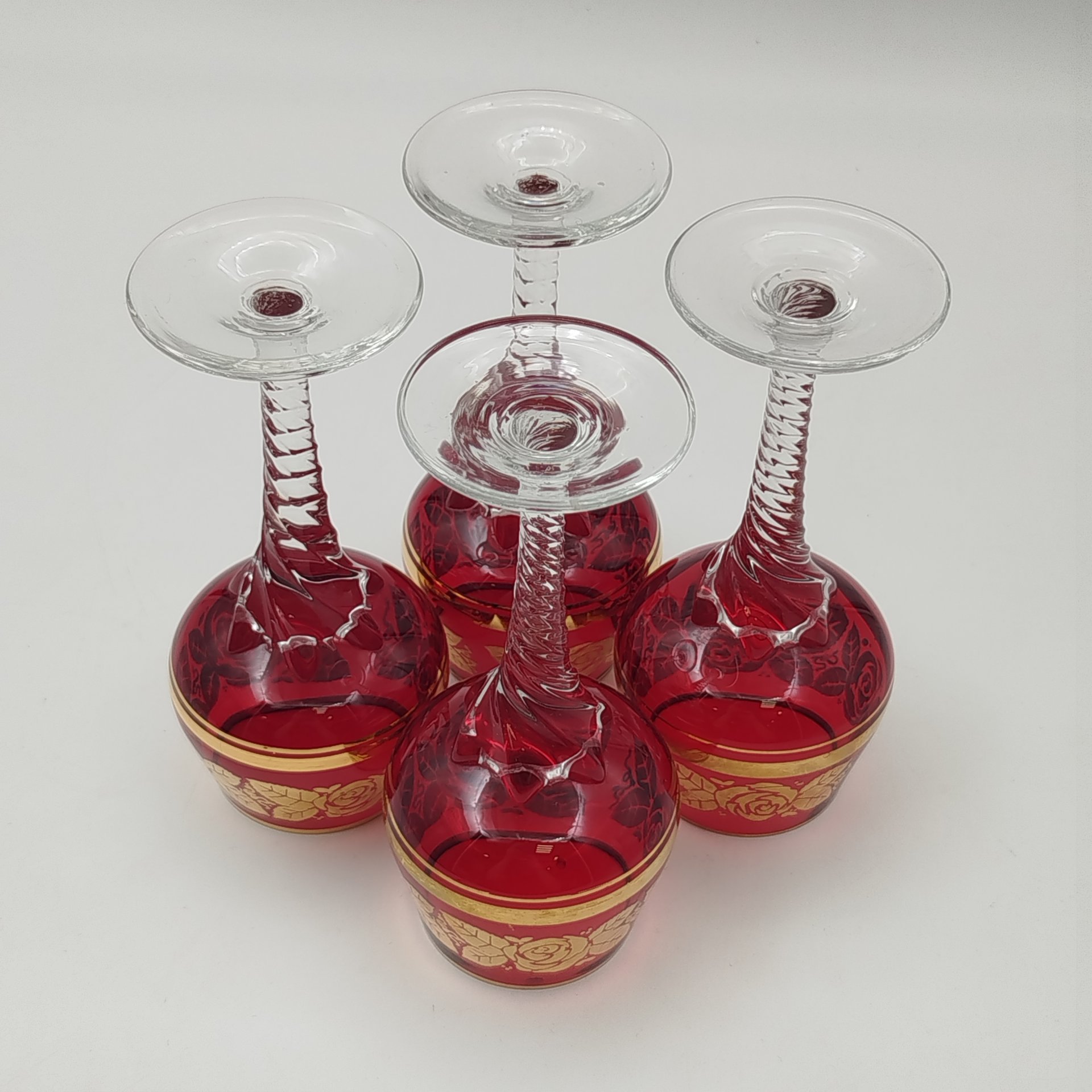 Набор рюмок на 4 персоны, украшенный изображением роз