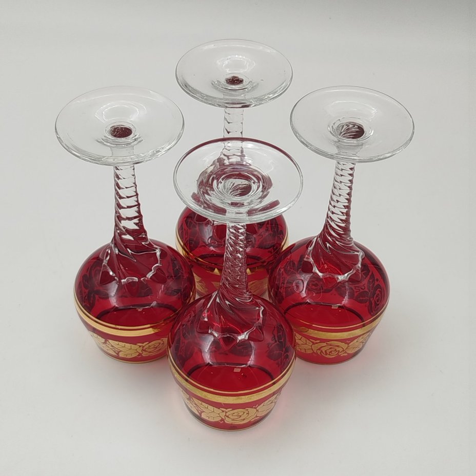 Набор рюмок на 4 персоны, украшенный изображением роз