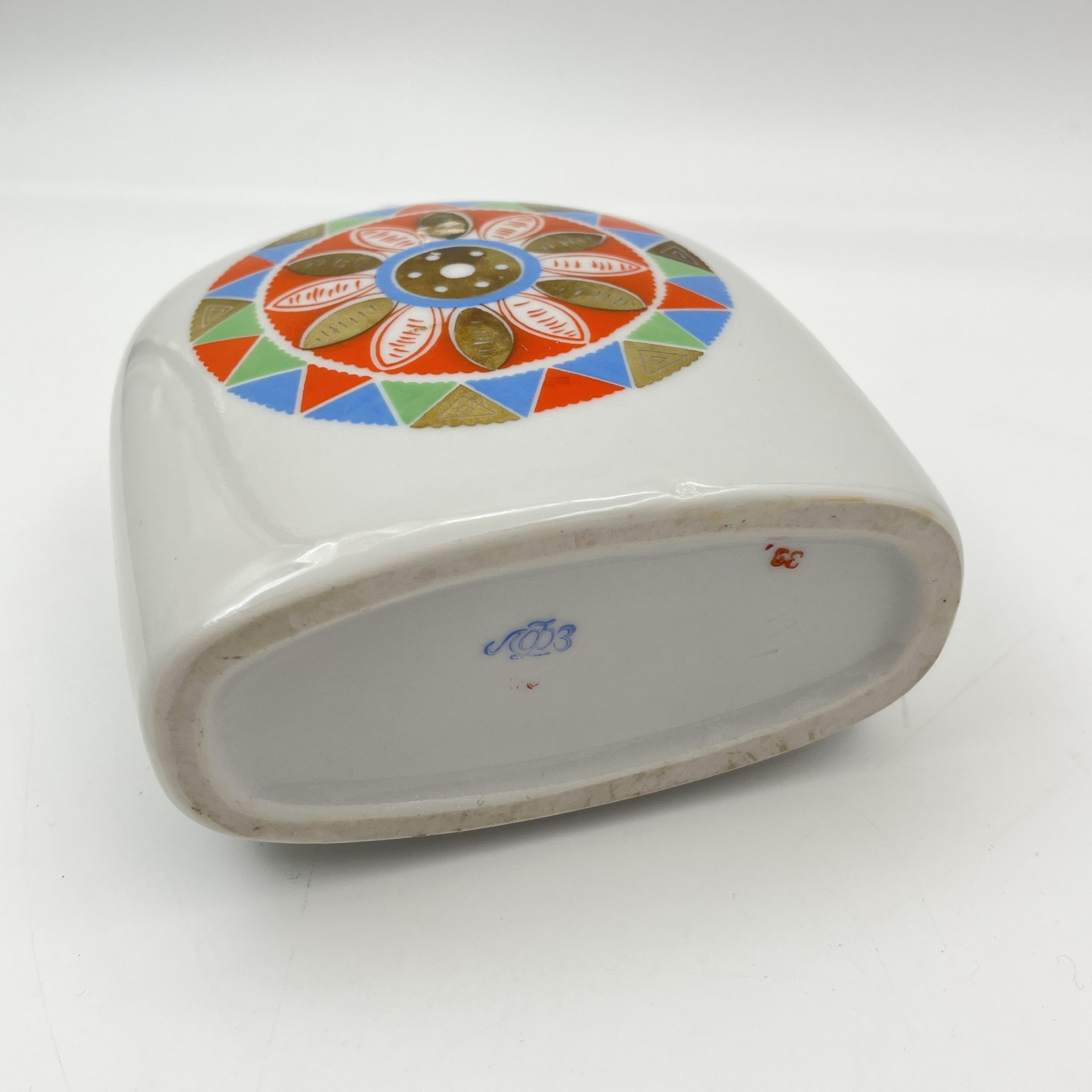 Штоф для крепких напитков, украшенный геометрическим декором, фарфор, деколь, золочение, Ленинградский фарфоровый завод (ЛФЗ), СССР, 1970-1992 гг.