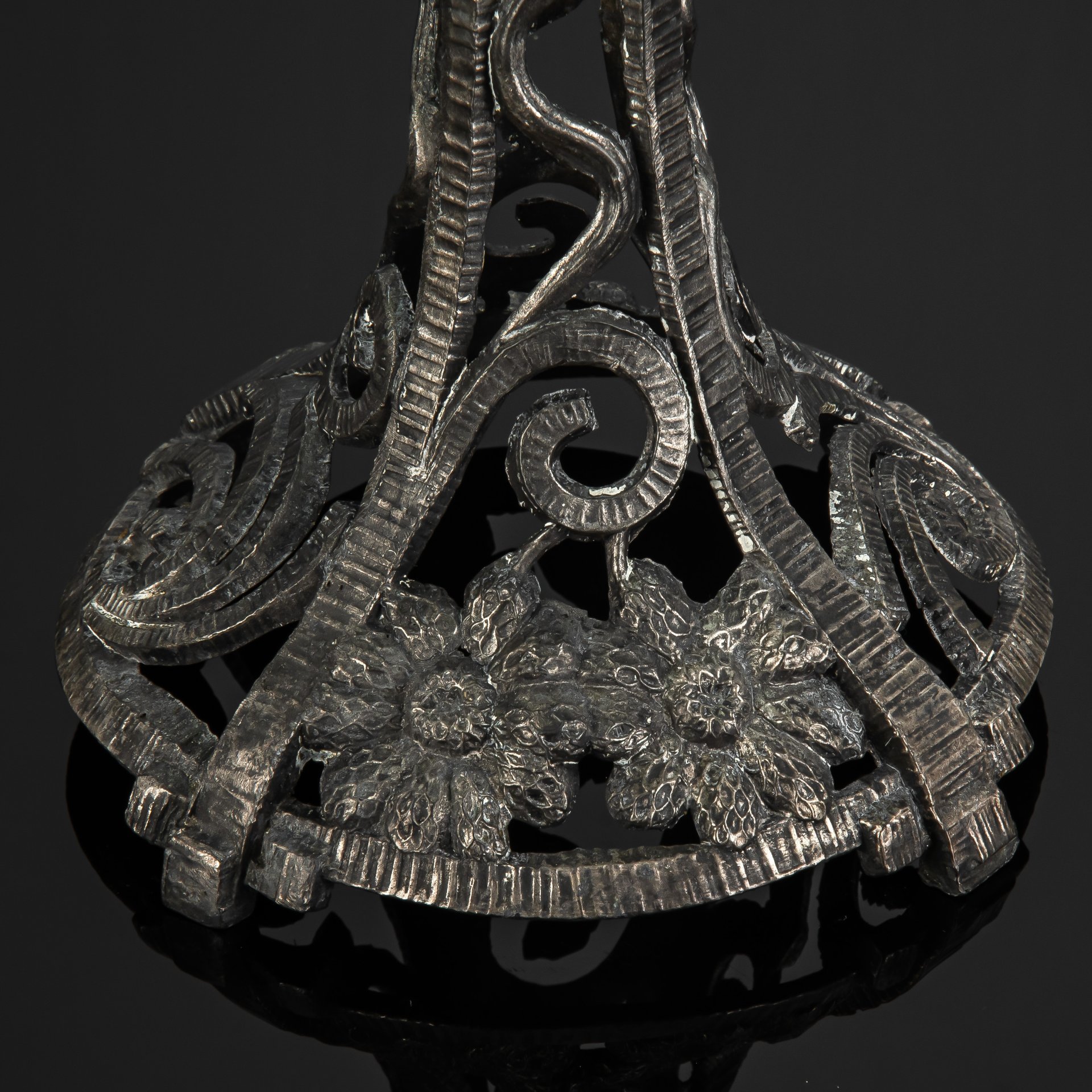 Фруктовница зеленого оттенка на металлическом основании, с цветочным декором