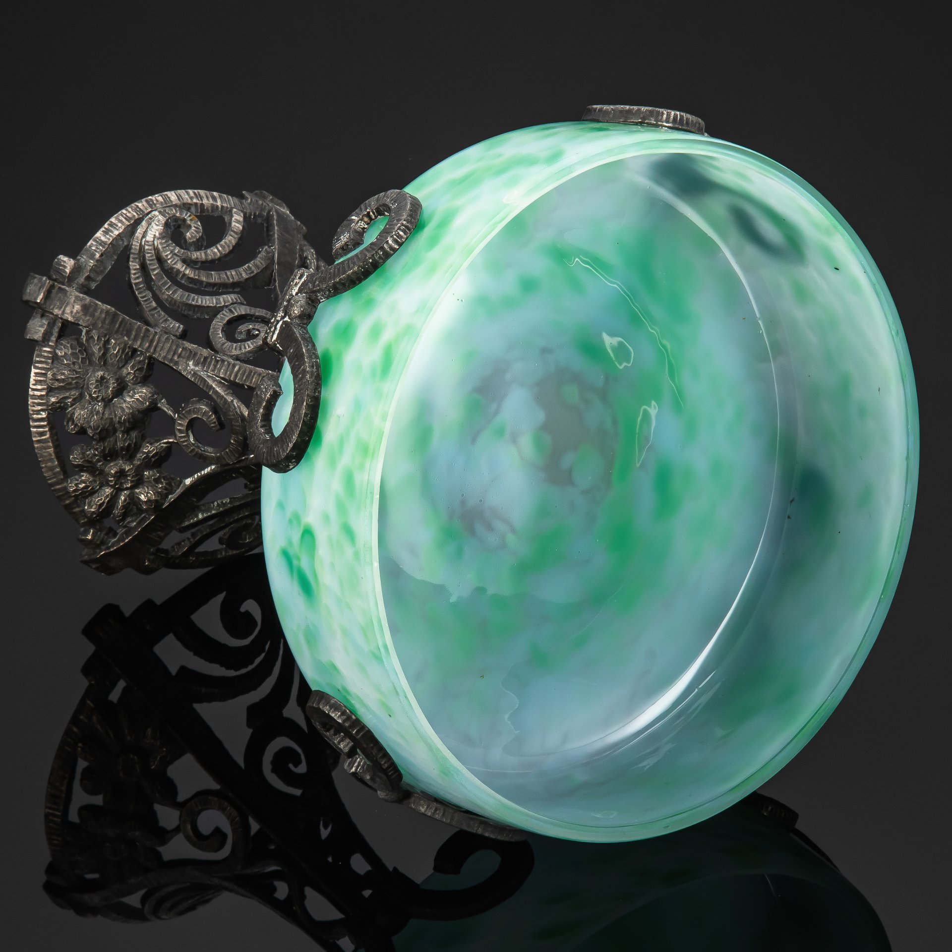 Фруктовница зеленого оттенка на металлическом основании, с цветочным декором