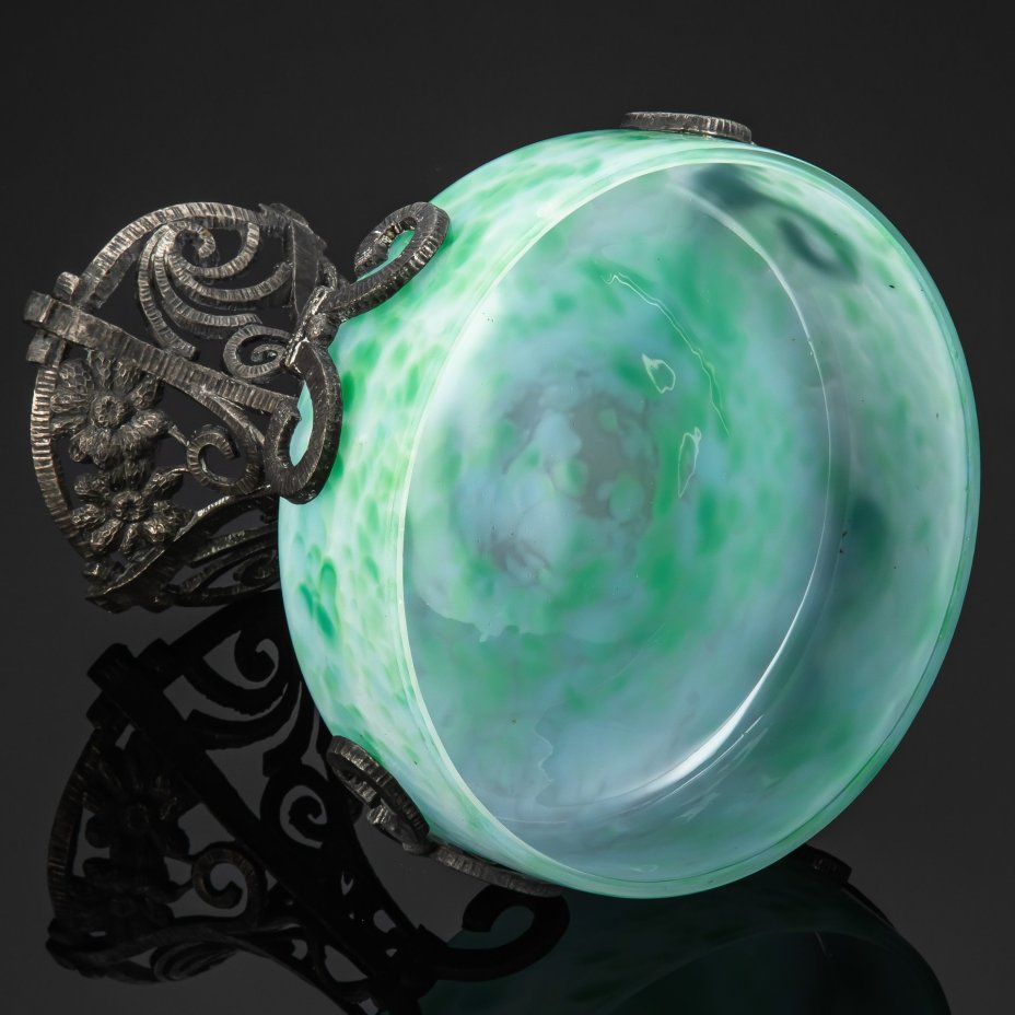 Фруктовница зеленого оттенка на металлическом основании, с цветочным декором