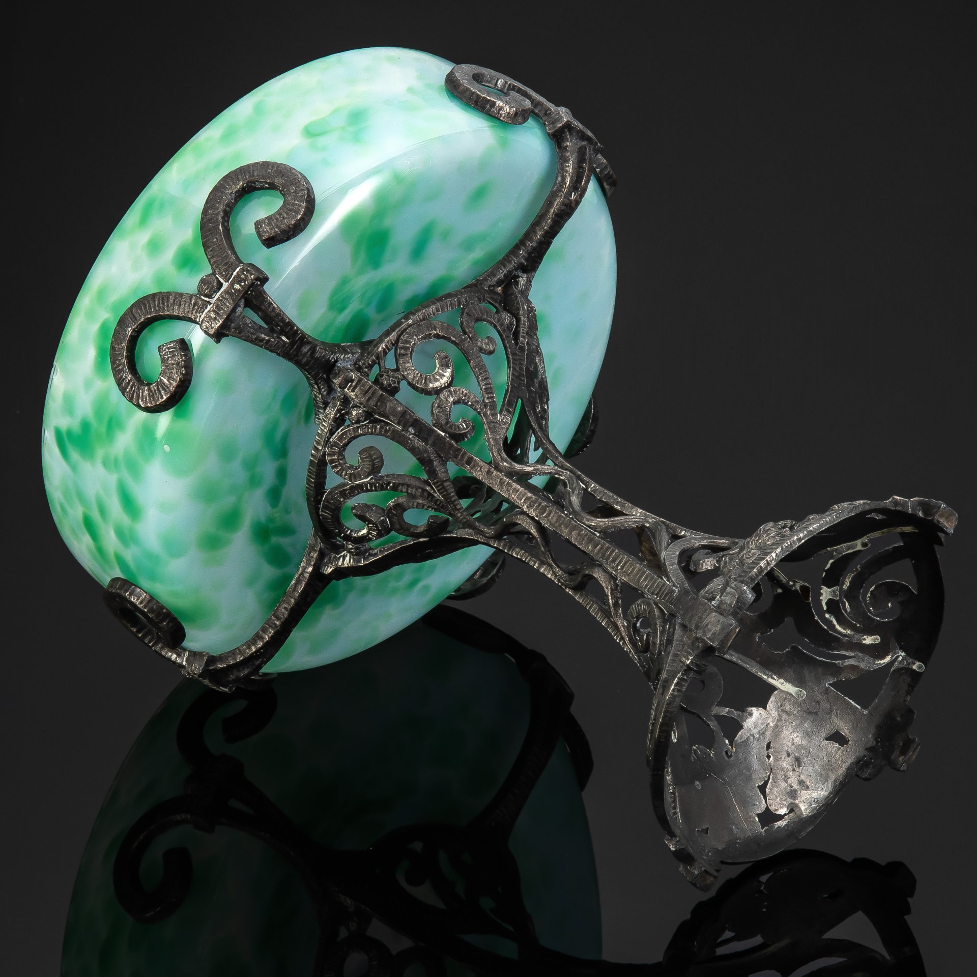 Фруктовница зеленого оттенка на металлическом основании, с цветочным декором