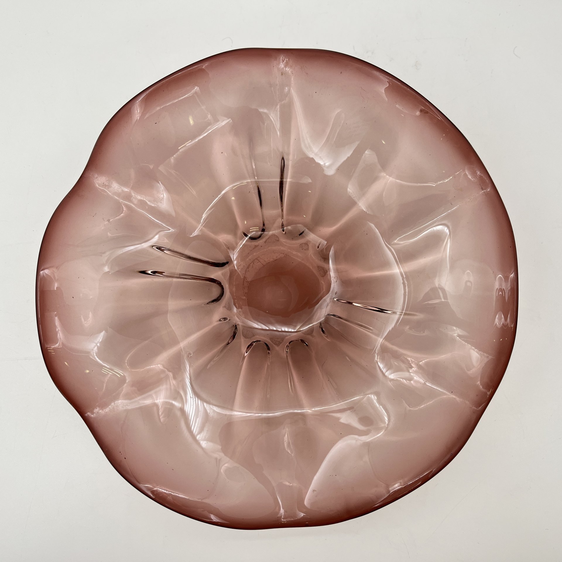 Конфетница лилового оттенка, стекло, гутная техника, Чехословакия, 1970-1990 гг.