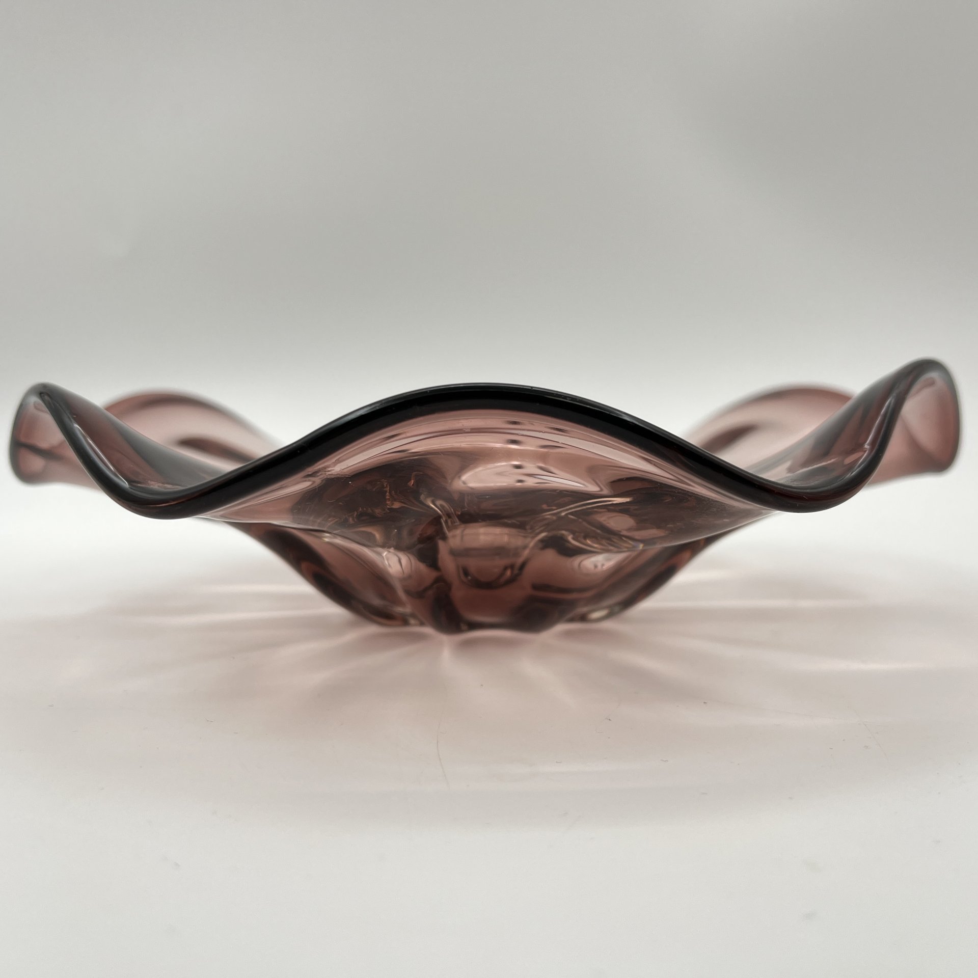 Конфетница лилового оттенка, стекло, гутная техника, Чехословакия, 1970-1990 гг.