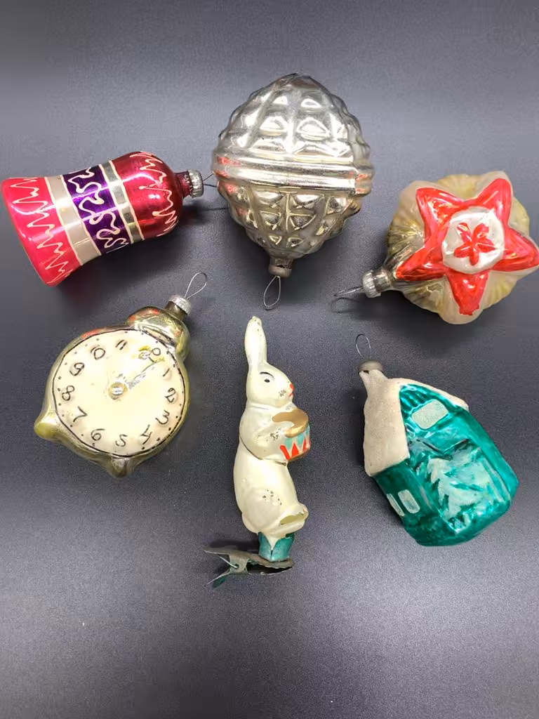 Набор из 6 елочных игрушек в подборе ("Звездочка", "Колокольчик", "Будильник", "Домик", "Заяц с барабаном" и большой шар)