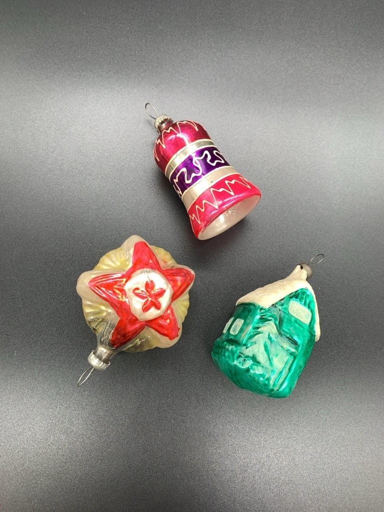 Набор из 6 елочных игрушек в подборе ("Звездочка", "Колокольчик", "Будильник", "Домик", "Заяц с барабаном" и большой шар)