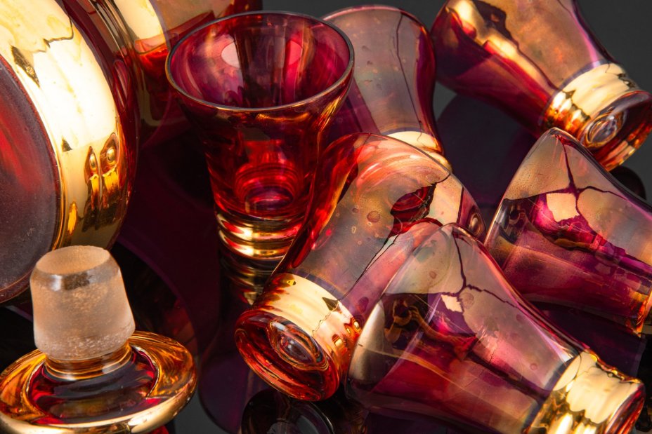Штоф для крепких напитков в комплекте со стопками на 6 персон рубинового оттенка с золотистой лентой