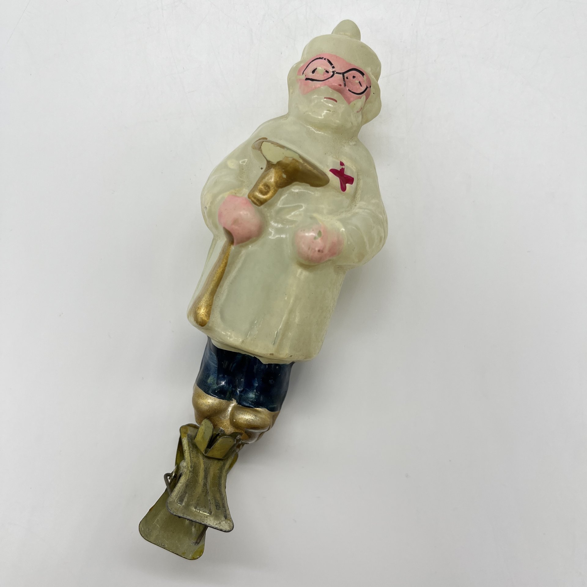 Игрушка ёлочная на прищепке "Доктор Айболит", художник Кузьмина Ю. Н., стекло, краска, металл, Завод стеклянных ёлочных украшений и оптических изделий, г. Москва, СССР, 1950-1960 гг.