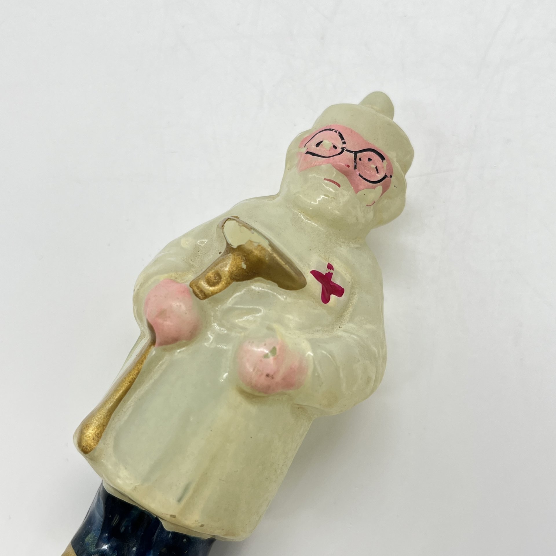 Игрушка ёлочная на прищепке "Доктор Айболит", художник Кузьмина Ю. Н., стекло, краска, металл, Завод стеклянных ёлочных украшений и оптических изделий, г. Москва, СССР, 1950-1960 гг.