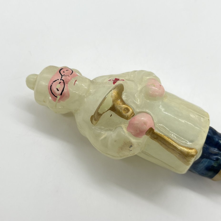 Игрушка ёлочная на прищепке "Доктор Айболит", художник Кузьмина Ю. Н., стекло, краска, металл, Завод стеклянных ёлочных украшений и оптических изделий, г. Москва, СССР, 1950-1960 гг.