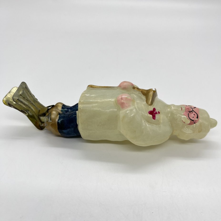 Игрушка ёлочная на прищепке "Доктор Айболит", художник Кузьмина Ю. Н., стекло, краска, металл, Завод стеклянных ёлочных украшений и оптических изделий, г. Москва, СССР, 1950-1960 гг.