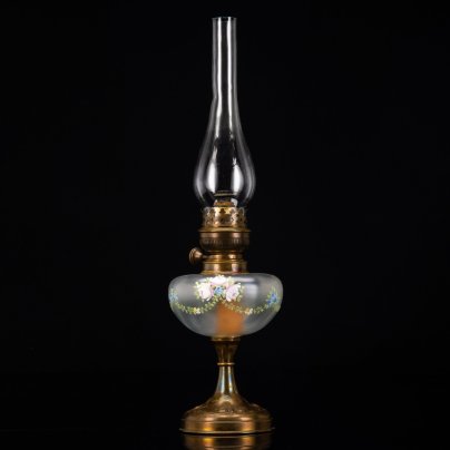 Лампа керосиновая  на высокой ножке с резервуаром, украшенным цветочными гирляндами, «Matador», 15 линий, «Erich & Graetz» (?), латунь, стекло, эмали, текстиль (фитиль), Германия, 1900-1920 гг.